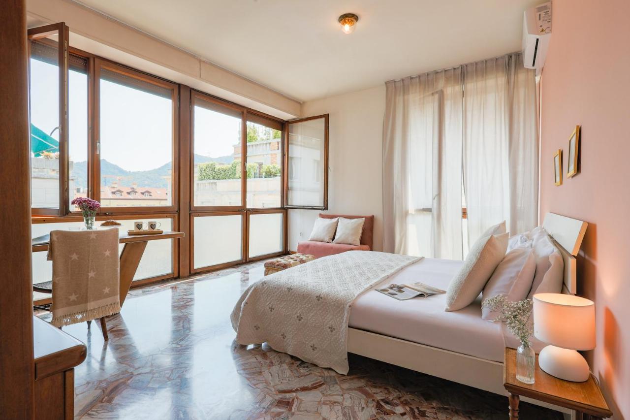 Piazza Cavour View - By Myhomeincomo Holiday home Como