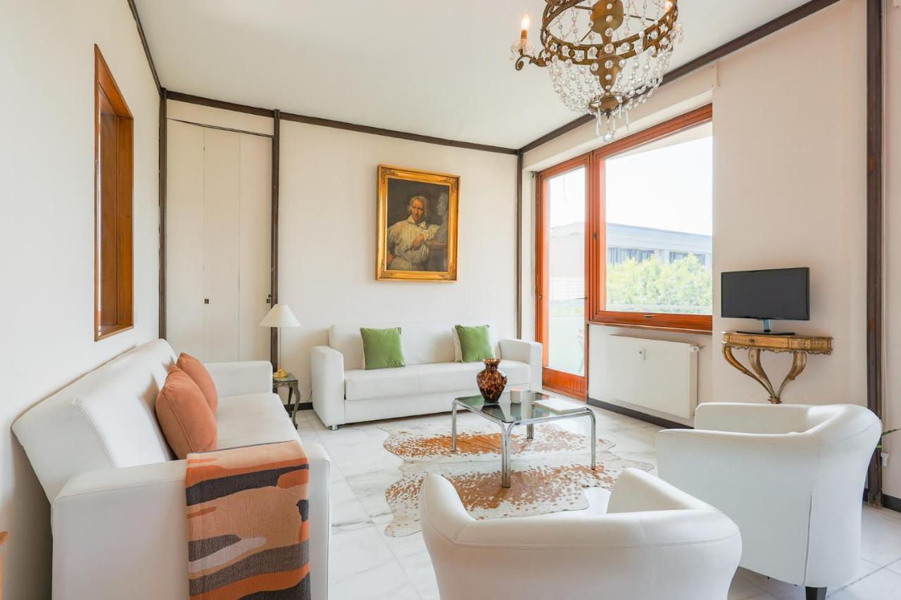 Piazza Cavour View - By Myhomeincomo Holiday home